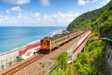 Naklejka premium Train approaching the Duoliang Station in Taitung, Taiwan
