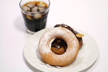 ドーナツとアイスコーヒー