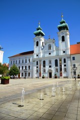 Fontaine et jets d'eau, parvis de l'église Saint-Ignace à Gyor 
