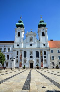 Fa&ccedil;ade et parvis &eacute;glise b&eacute;n&eacute;dictine Saint-Ignace de Loyola, Gyor 