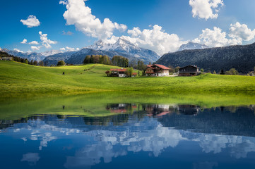 Fototapeta premium Idylliczny lato krajobraz z halnym jeziorem i Alps