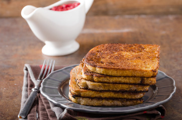 French toast with rapsberries