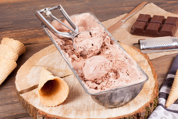 Schokoladeneis im Portionierer