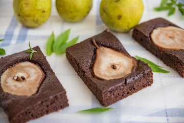 Schokoladen Brownies mit Birnen