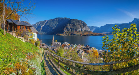 Naklejka premium Historic mountain village of Hallstatt with lake in fall, Austria