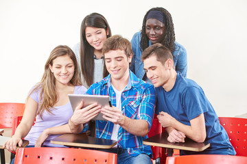 Schüler freuen sich über Tablet Computer