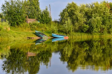 Boote und Wasserspiegelung in der sibirischen Taiga