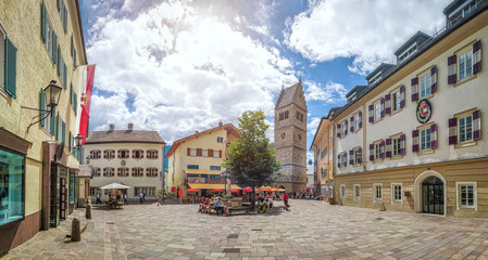 Fototapeta premium Rynek miejski z kościołem w Zell am See, Salzburger Land, Austria