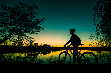 Obraz premium silhouette of biker at sunset
