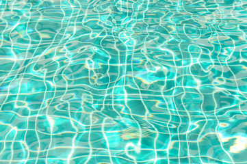 Fototapeta na wymiar The sunlight on the surface of the water in the pool dimensional waves on water.