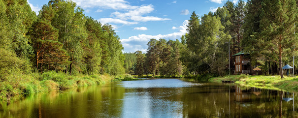 летний пейзаж на Уральской реке Иртыш с двухэтажным домом на берегу, Россия © 7ynp100
