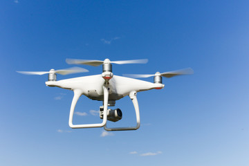 Schwebende Drohne mit blauem Himmel als Hintergrund