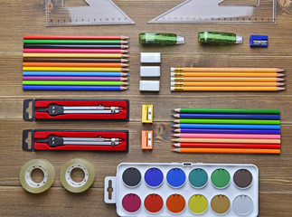 Naklejka premium Neatly arranged school supplies
