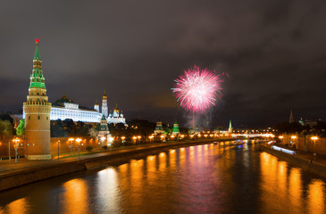Obraz premium Fireworks over the Moscow Kremlin at night. View of the Moscow River, Russia