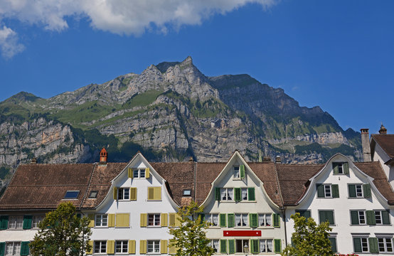Glarus mit Wiggis und Rautispitz