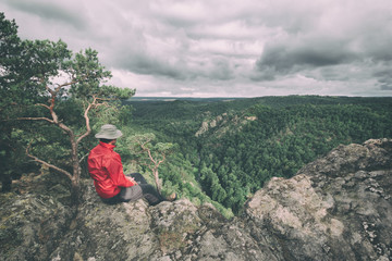 Obraz premium lonely man in the beautiful rocky landscape