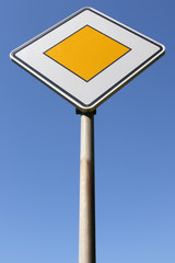Deutsches Verkehrszeichen: Vorfahrtstraße