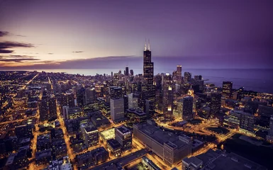 Abwaschbare Fototapete Chicago Luftaufnahme der Skyline von Chicago in der Abenddämmerung