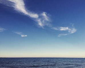 mare blu nuvola freccia