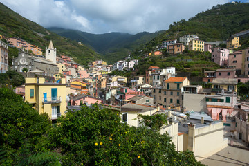 Fototapeta premium village italien entre montagne et mer, Riomaggiore
