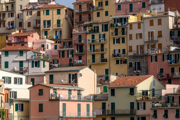 Fototapeta na wymiar maisons et immeubles colorés du village italien, Riomaggiore 