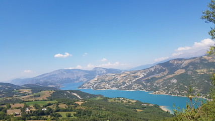 Fototapeta na wymiar Un lac montagne