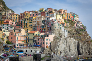 Fototapeta na wymiar petit village coloré italien en haut des falaises de la méditerranée