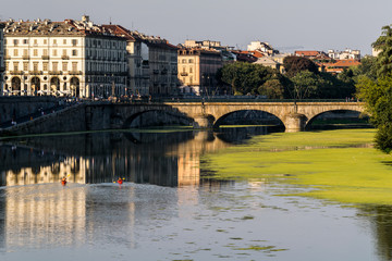 Obraz premium Fiume Po - Ponte Umberto I - Piante infestanti