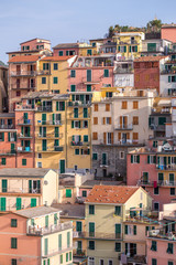 Fototapeta na wymiar maisons colorées d'un village Italien en pente