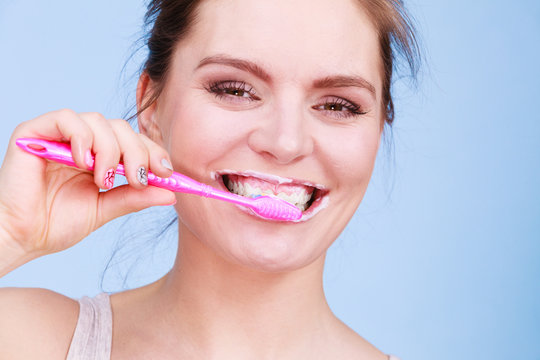 Woman brushing cleaning teeth