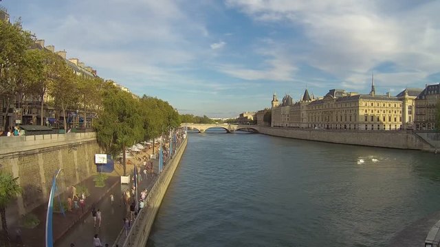 Paris plage et Seine vus du Pont Neuf [Time-lapse, HD]