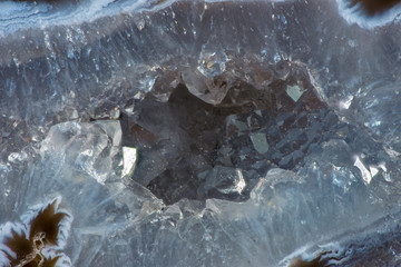 Eine Druse aus Achat und Quartz wurde geteilt, geschliffen