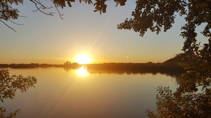 Zachód słońca nad jeziorem © michalsen