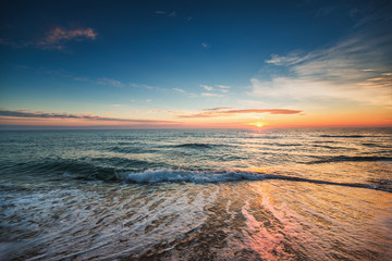 Fototapeta premium Beautiful sunrise over the sea