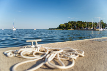 Lato nad jeziorem w porcie żeglarskim