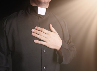Praying priest - 119321117