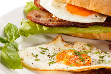 Fototapeta na wymiar Breakfast - sandwich, egg, bacon and vegetables