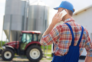 Obraz premium Rear view of farmer talking on the phone