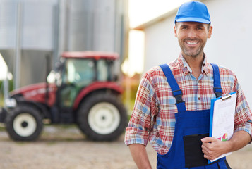 Naklejka premium Portrait of farmer in front of the barn
