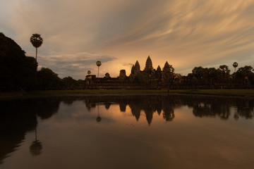 Naklejka premium Beautiful sunset at Angkor Wat temple