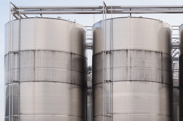 Stainless steel tanks for wine
