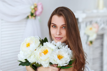 Obraz na płótnie Canvas Beautiful girl with a bouquet flowers