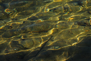 Фон озерной воды с солнечными лучами
