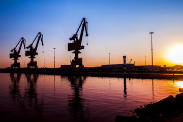 Fototapeta na wymiar In the evening, gantry crane at the dock