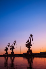 Obraz premium In the evening, gantry crane at the dock
