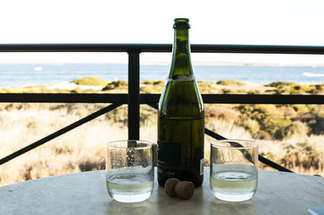 champagne con vista mare