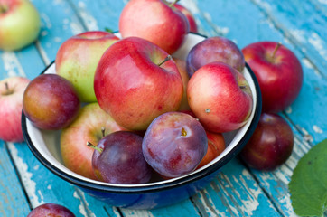 Fototapeta na wymiar Ripe plums and apples