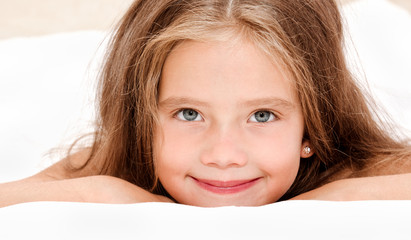 Obraz premium Adorable smiling little girl waked up