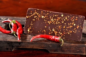pikantna czekolada z papryczką chilli - obrazy, fototapety, plakaty