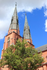 Fototapeta na wymiar Die Kirchtürme des berühmten Doms St. Erik in der Altstadt von Uppsala (Schweden)
